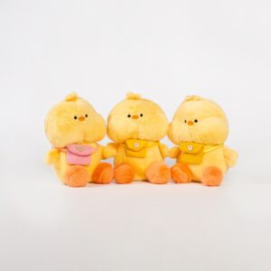 Gấu Bông Vịt Phúng Phính – Bo 3 màu tại Tiệm Quà Uni Gấu Bông Vịt Phúng Phính bo 3 màu túi đeo hồng vàng tại Tiệm Quà Uni